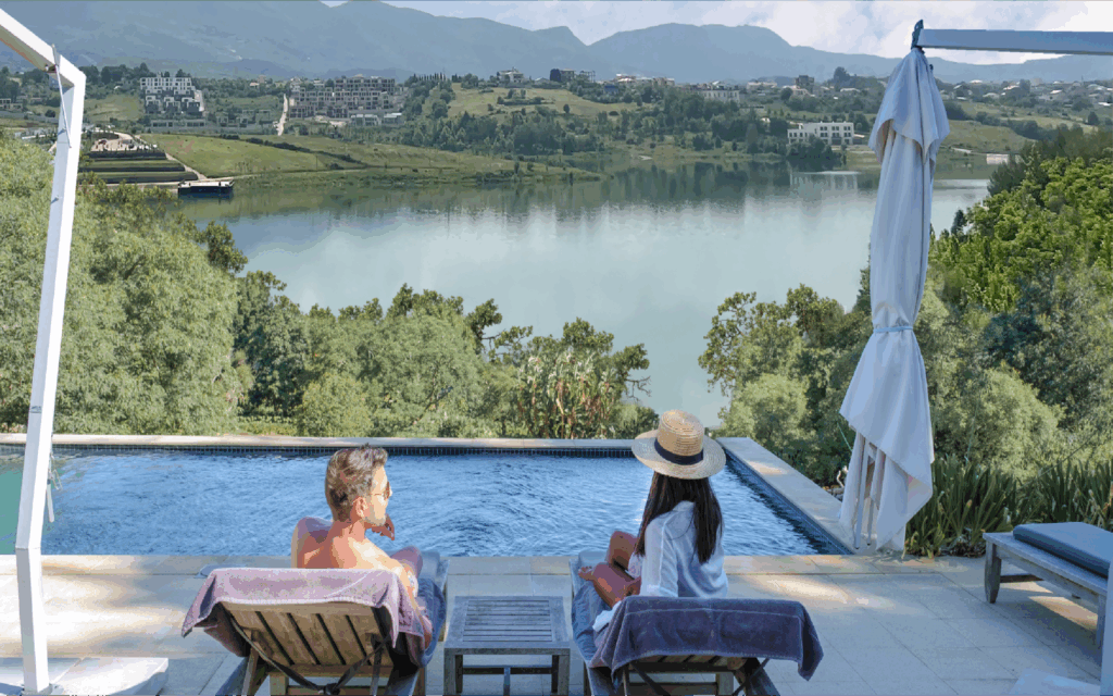 nje cift duke shijuar pamjen e liqenit te farkes nga vila e tyre ne lake shore residence